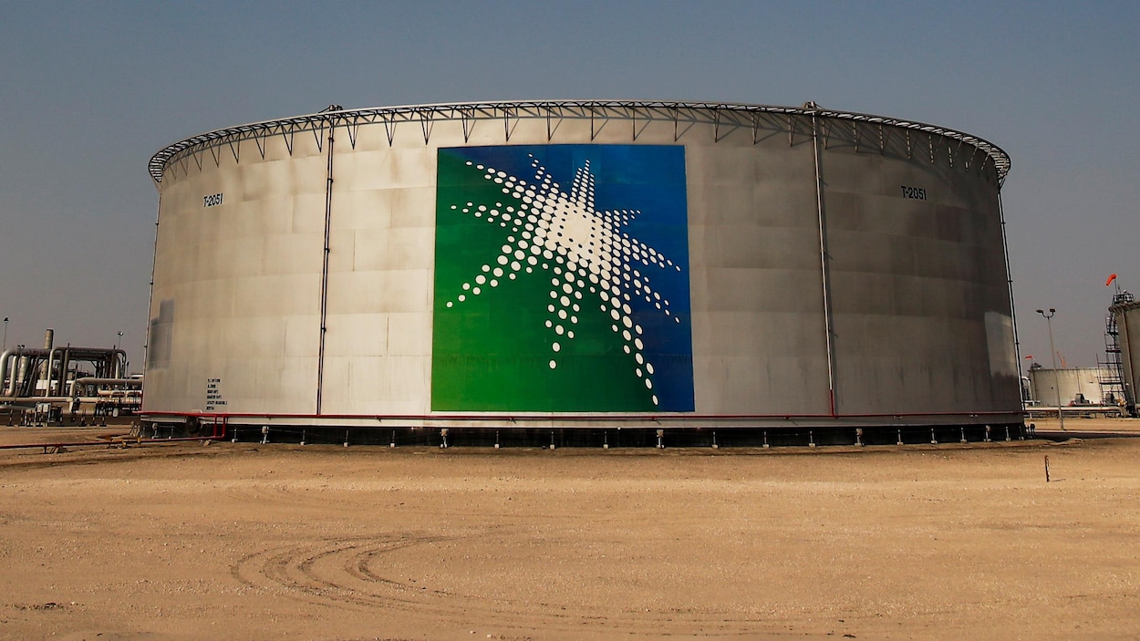 Des réservoirs de pétrole.