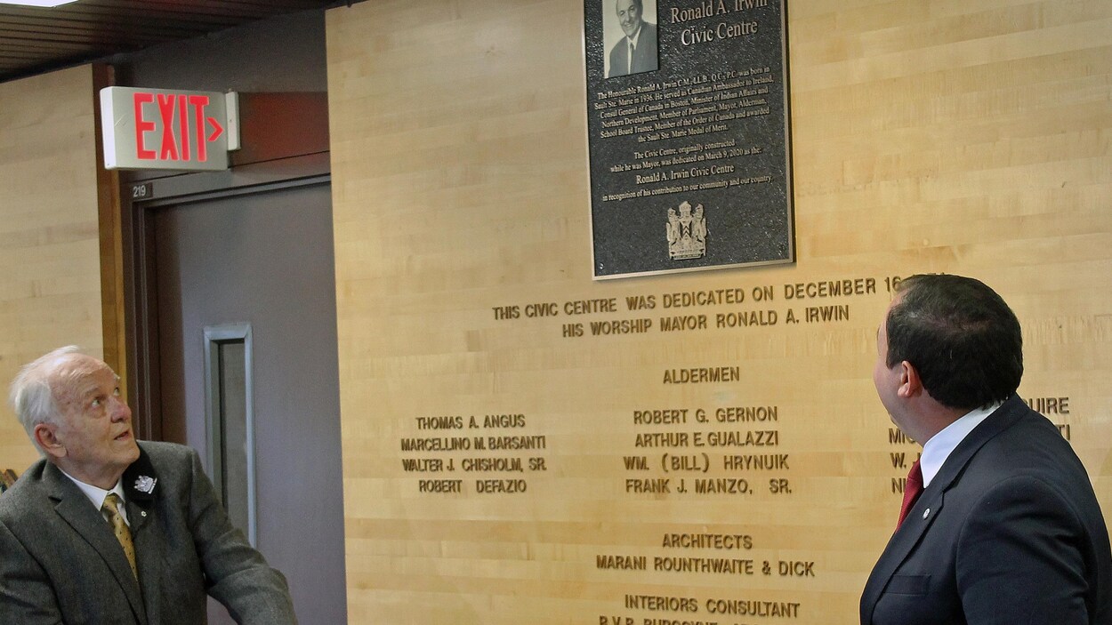 Ronald Irwin et le maire de Sault-Sainte-Marie, Christian Provenzano, dévoilent une plaque.