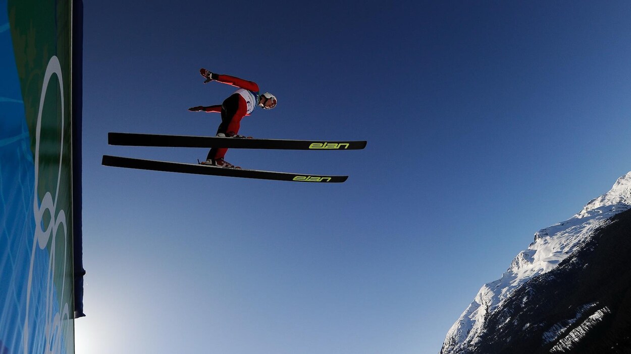 Un skieur qui saute à Whistler.