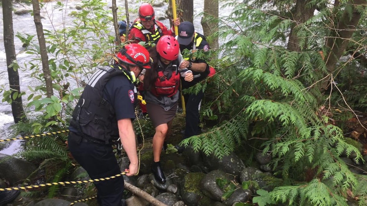 Les services de sauvetage portent secours à deux personnes.