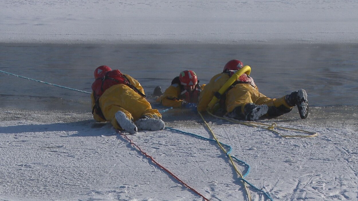 Des secouristes tirent une personne de l'eau glacée dans le cadre d'une formation.