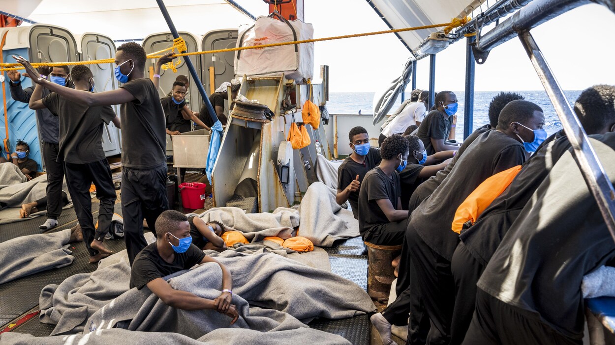 Des migrants sur le pont du navire de sauvetage en mer Sea-Watch 4, au large de Malte, le 27 août 2020.
