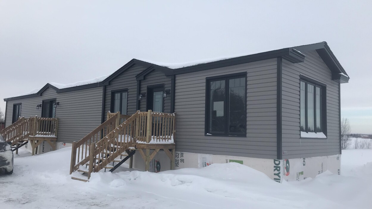Une maison mobile avec deux entrées et qui semble neuve.