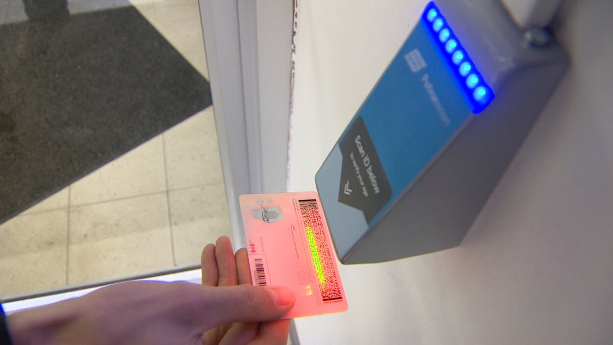 Un permis de conduire est scanné par un dispositif à l'entrée d'un magasin.
