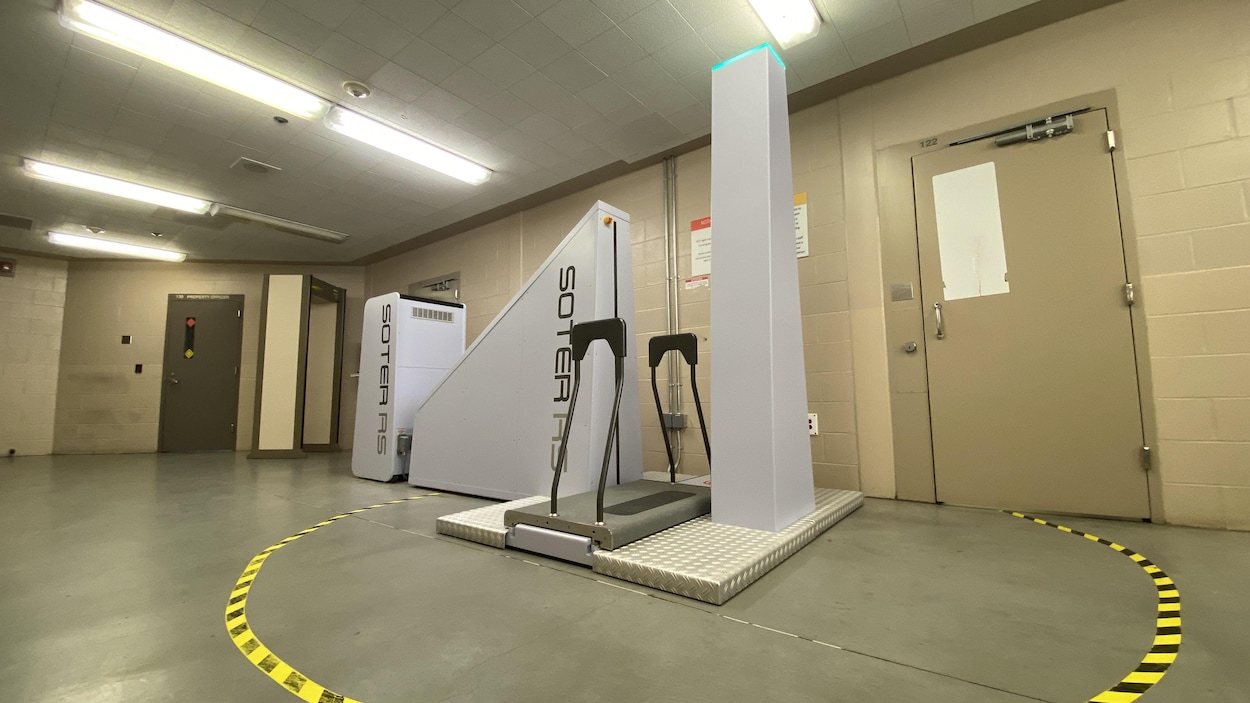Le scanner corporel dans une salle.