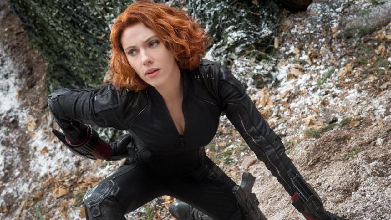 Scarlett Johansson dans le rôle de la Veuve noire est accroupie, un genou à terre, sur un sol rocailleux, dans le film Avengers : L'ère d'Ultron (2015). Scarlett Johansson dans le rôle de la Veuve noire est accroupie, un genou à terre, sur un sol rocailleux, dans le film Avengers : L'ère d'Ultron (2015).
