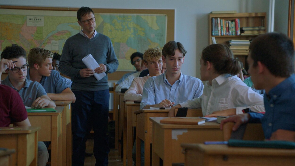 Des enfants dans une classe avec un professeur.