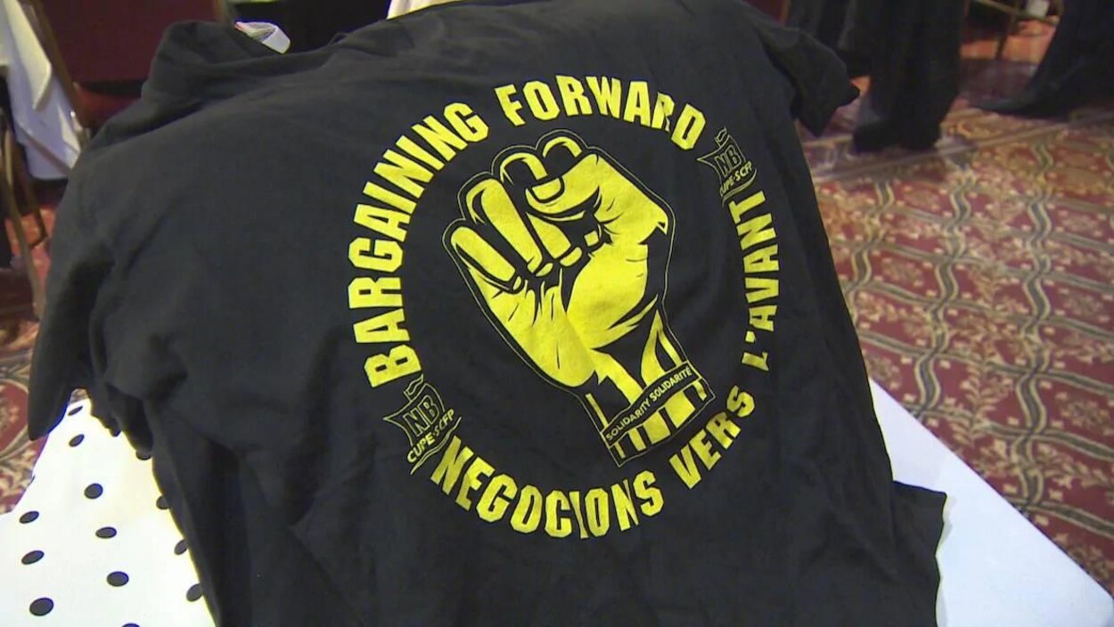 Un poing jaune levé sur un t-shirt.