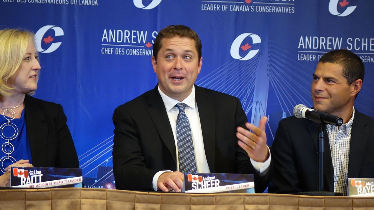 Le chef conservateur Andrew Scheer rencontre les membres de son cabinet fantôme.