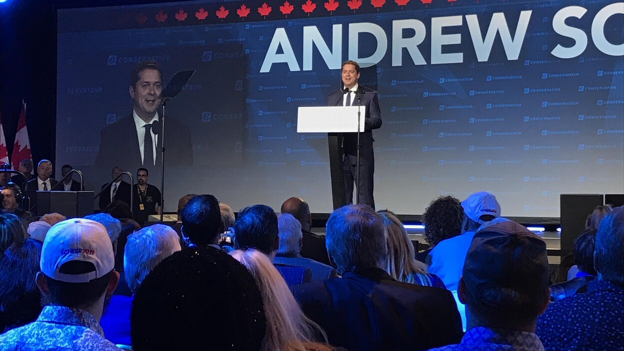 Andrew Scheer, sur scène, devant ses partisans.