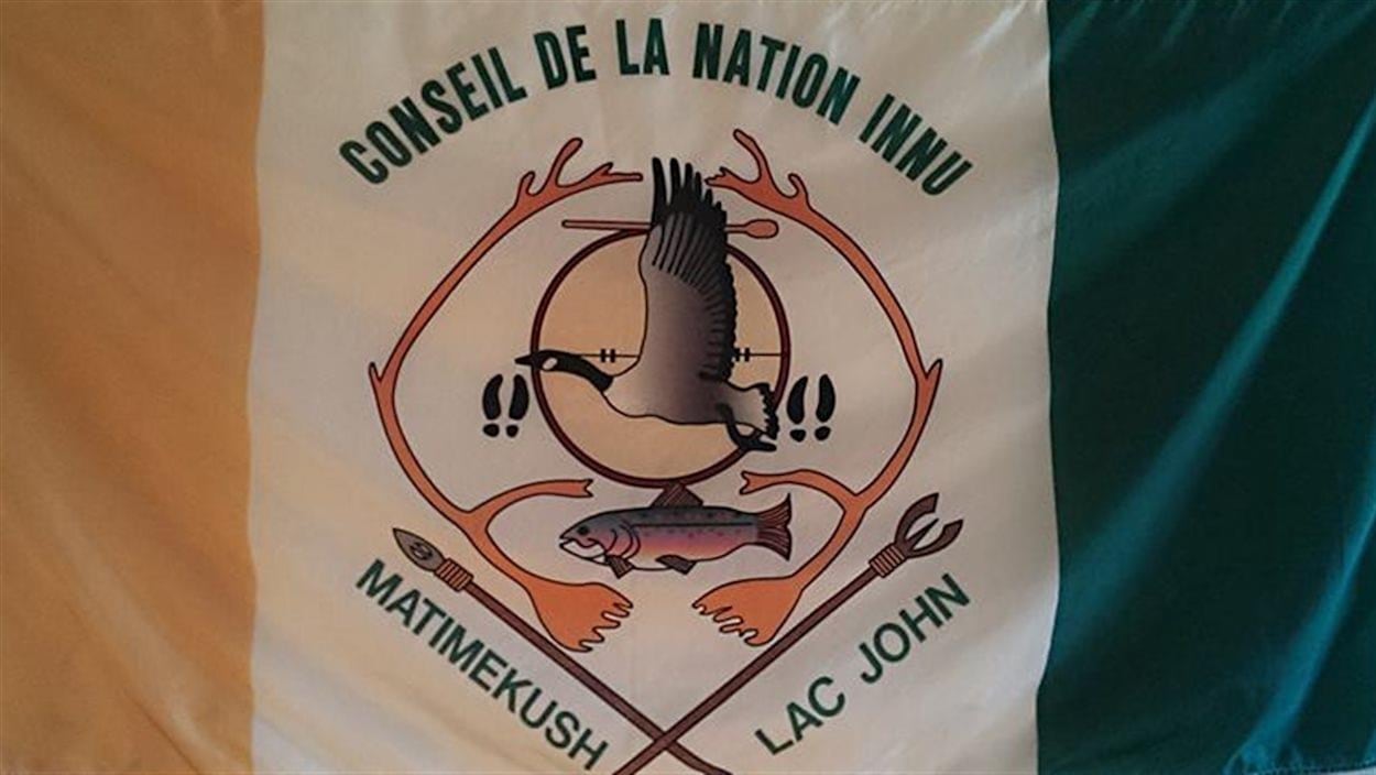Le drapeau du conseil de Matimekush-Lac John