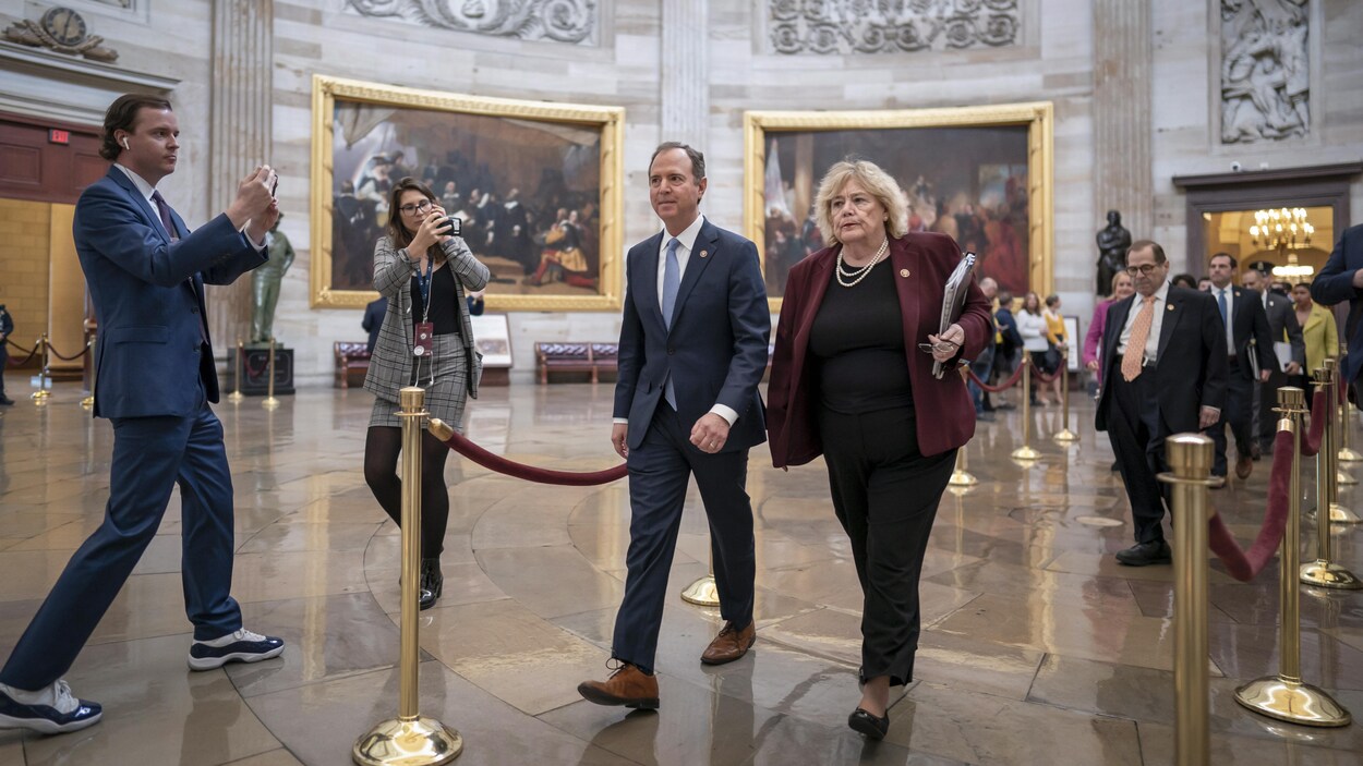 Les responsables de la mise en accusation, dont Adam Schiff et Zoe Lofgren à l'avant-plan, marchent dans les couloirs du Capitole, sous l’œil des caméras.