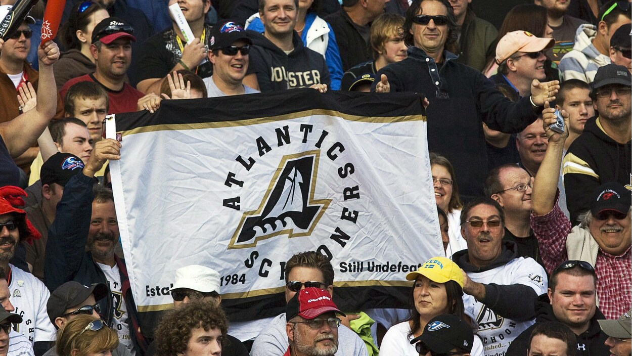 Spectateurs à un match de football. Spectateurs à un match de football.