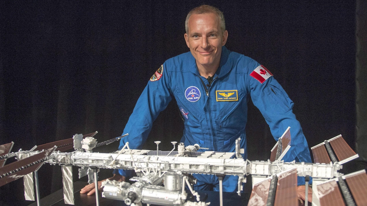 L'astronaute canadien David Saint-Jacques devant une maquette de la Station spatiale internationale. L'astronaute canadien David Saint-Jacques devant une maquette de la Station spatiale internationale.