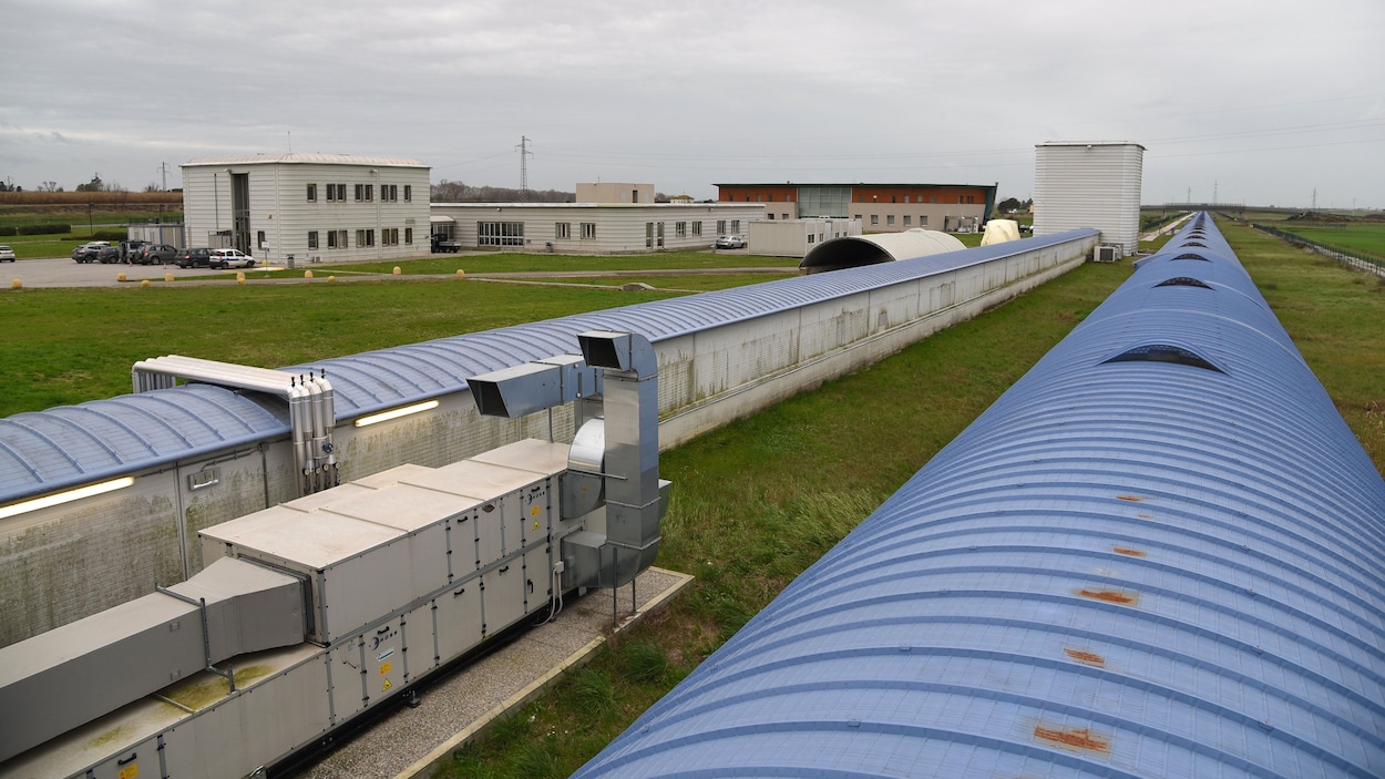 Plusieurs bâtiments, qui n'ont rien de moderne, cohabitent avec un long tunnel dont le toit donne sur l'extérieur et qui court jusqu'au loin, à perte de vue.