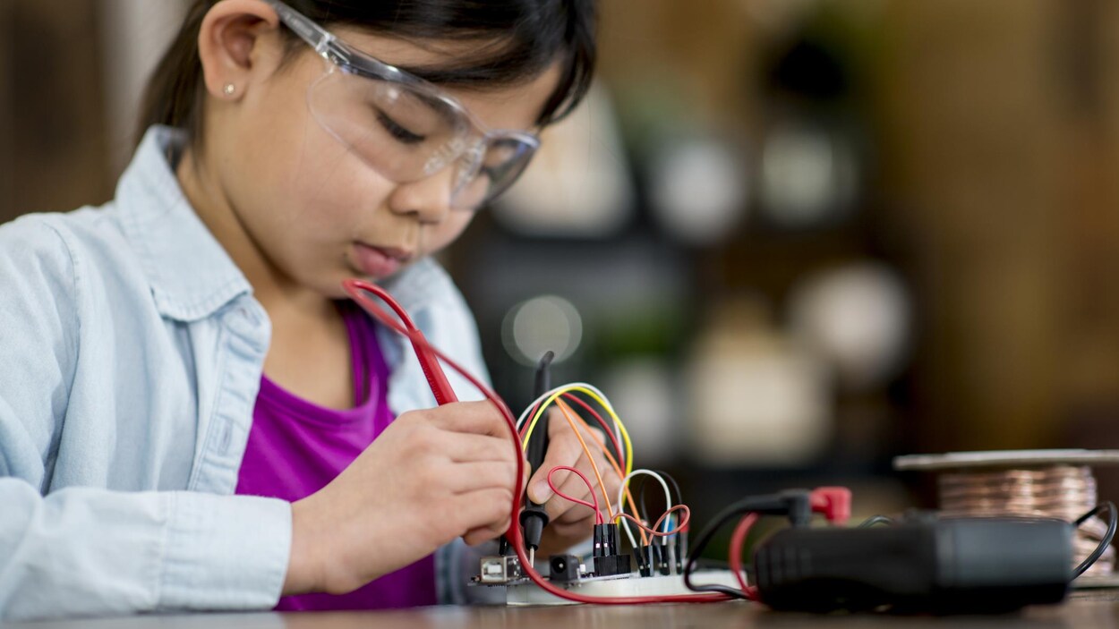 L’Expo-sciences autochtone Québec est une compétition scientifique qui s’adresse aux élèves de la 5e année du primaire jusqu’à la 5e année du secondaire.