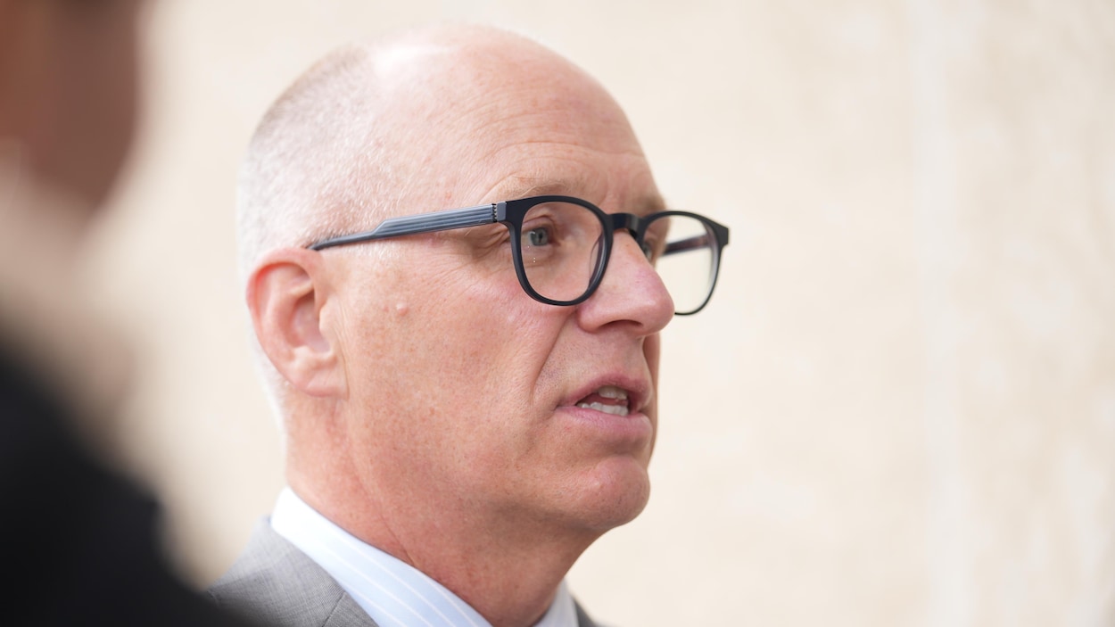 Municipales : le maire sortant de Winnipeg dévoile son cadre financier