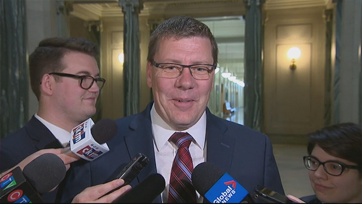 Scott Moe souriant lors d'une mêlée de journalistes. Scott Moe souriant lors d'une mêlée de journalistes.