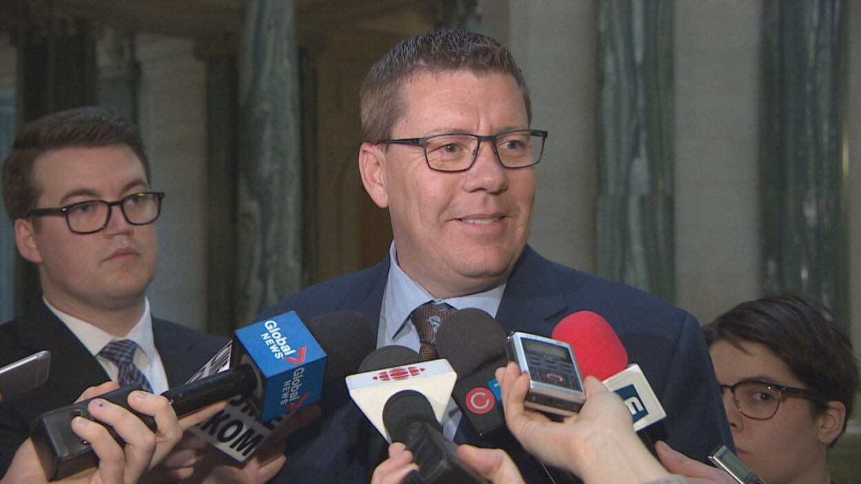 Scott Moe souriant donne une entrevue