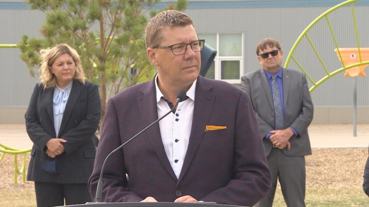 Scott Moe en conférence de presse.
