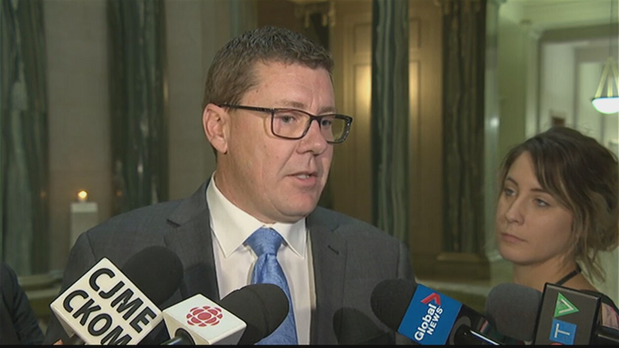 Scott Moe devant les micros en point de presse au palais législatif de Regina.