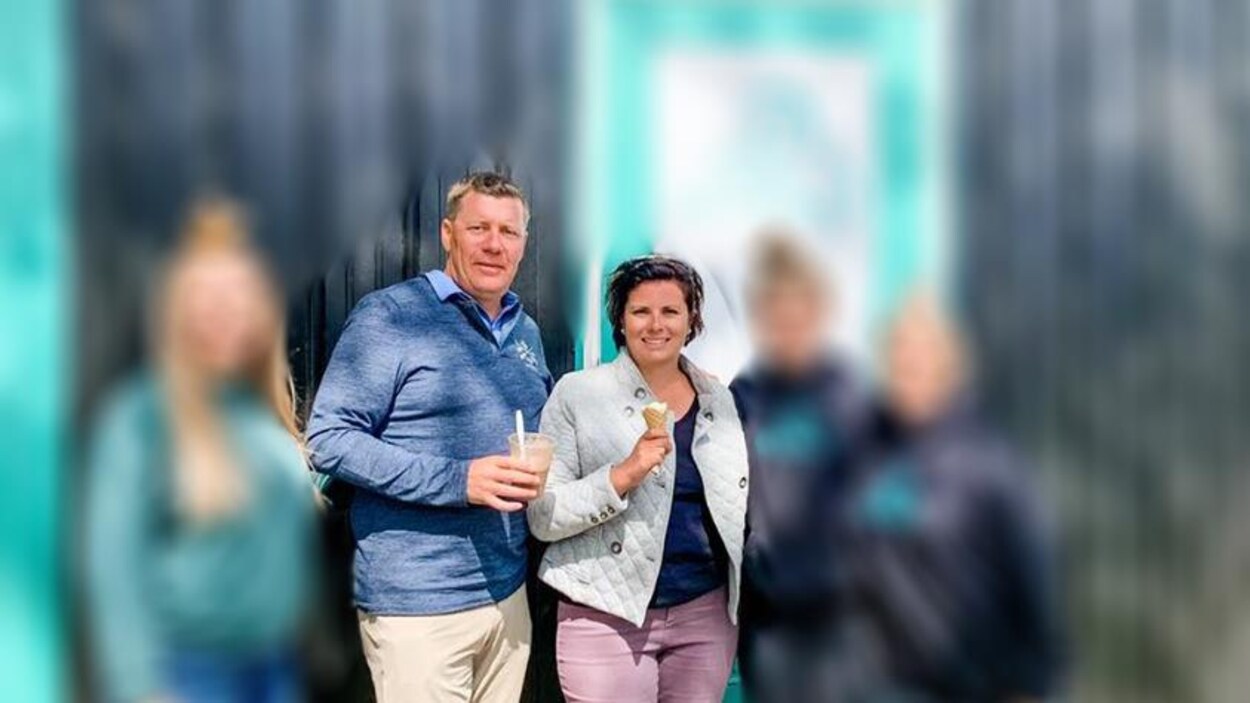 Scott Moe, sa femme et trois autres personnes.