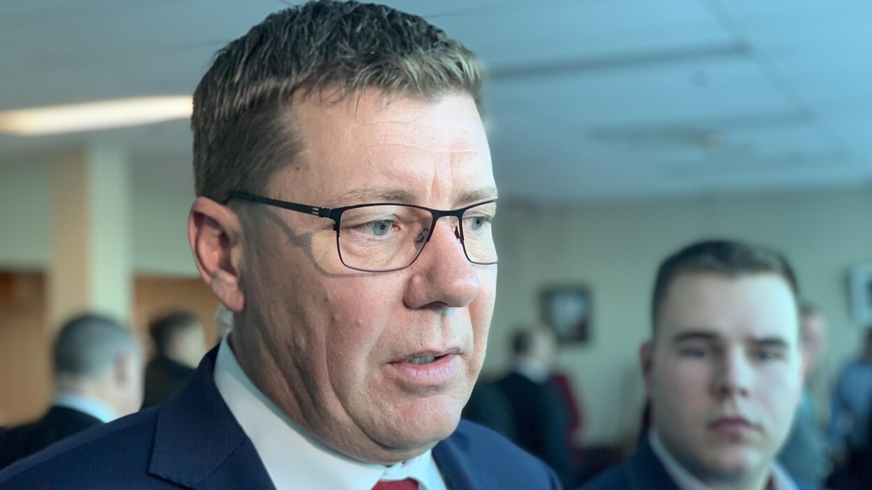 Gros plan sur le visage de Scott Moe qui répond aux questions des journalistes lors d'un point de presse.