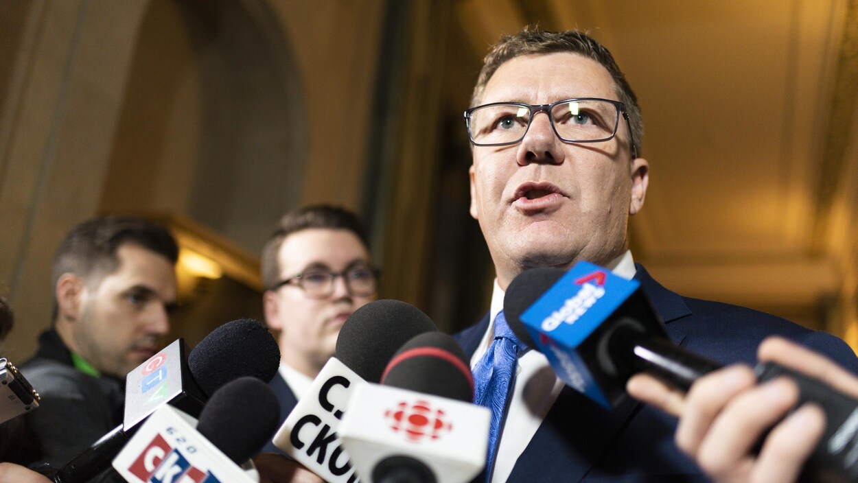 Scott Moe en mêlée de presse.