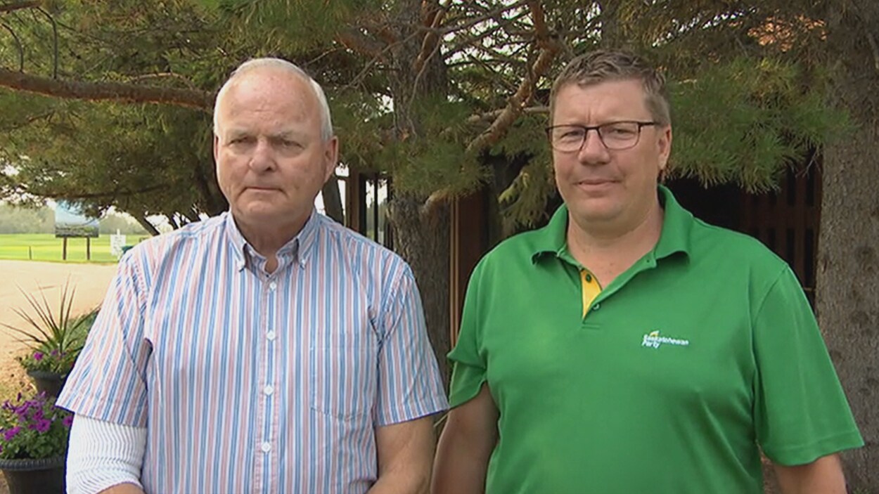 Deux hommes un à côté de l'autre regardent la caméra Deux hommes un à côté de l'autre regardent la caméra