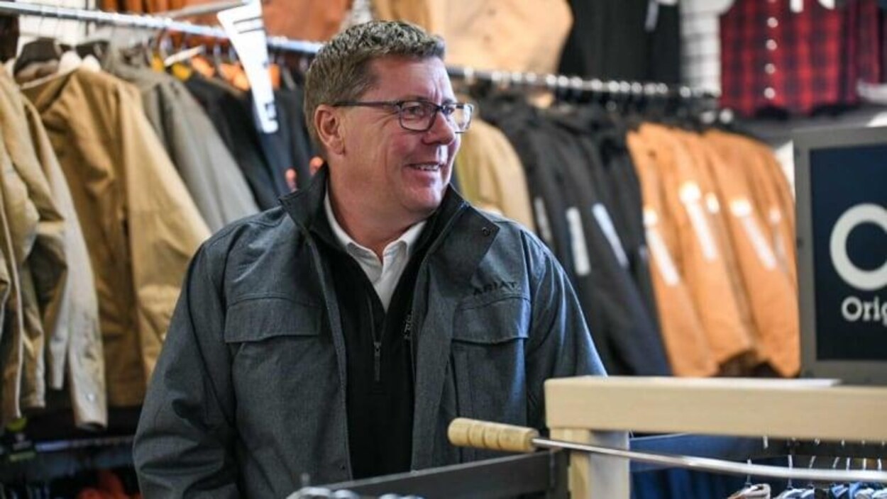 Scott Moe ne porte pas le masque alors qu'il se trouve dans un magasin.