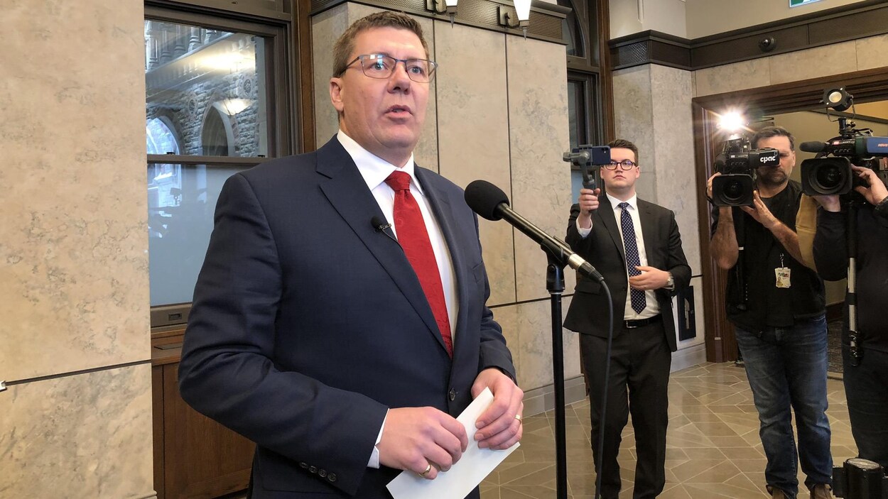 Scott Moe répond aux questions des journalistes.
