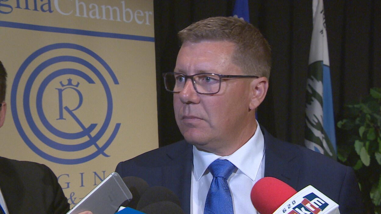 Scott Moe donne une entrevue à des journalistes.