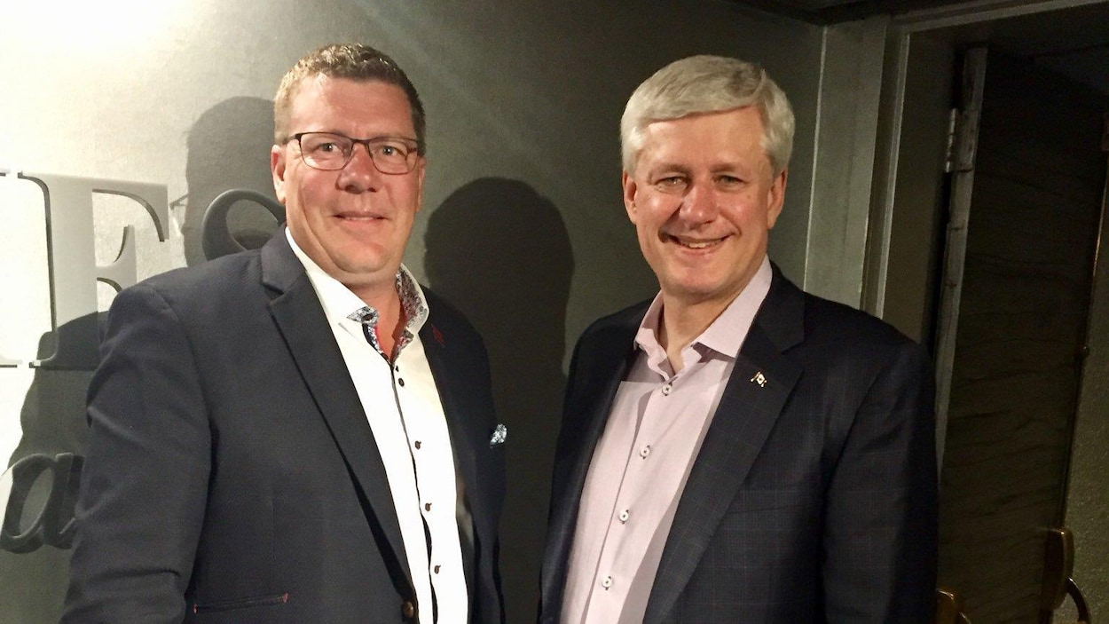 Scott Moe et Stephen Harper.
