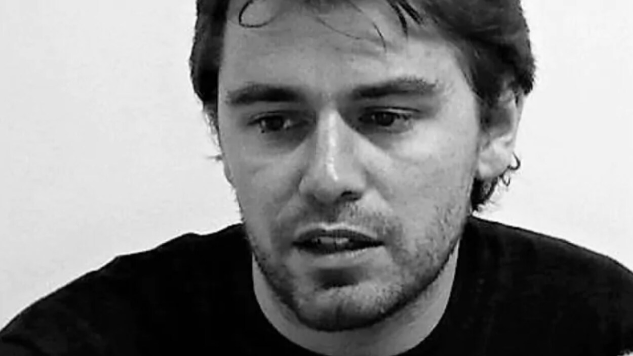 Gros plan sur un homme du début de la trentaine.
