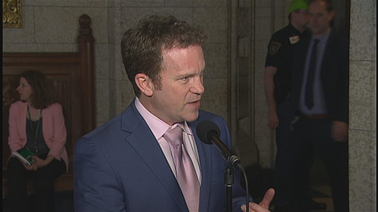 Le député libéral de Terre-Neuve-et-Labrador Scott Simms parle devant un micro.