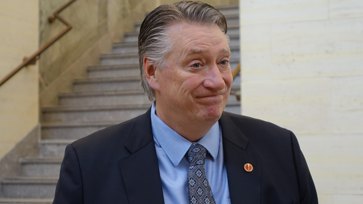 Scott Tannas, un homme en complet foncé avec des cheveux gris, devant des escaliers.