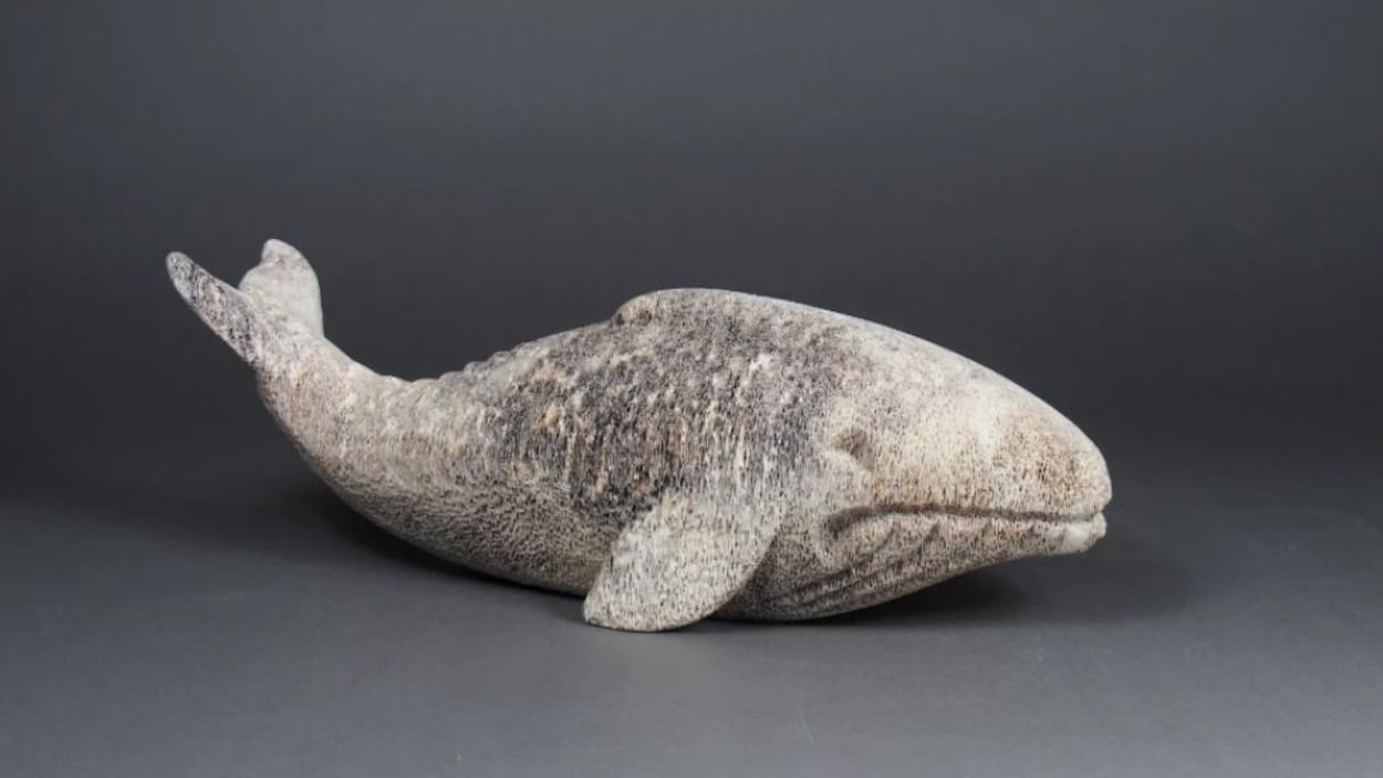 Sculpture baleine de Norman Young, 1985, en os de baleine