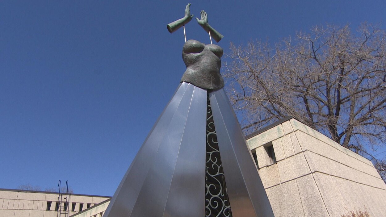 Une sculpture située dans le Jardin des sculptures de la Maison des artistes visuels francophones à Winnipeg. Une sculpture située dans le Jardin des sculptures de la Maison des artistes visuels francophones à Winnipeg.