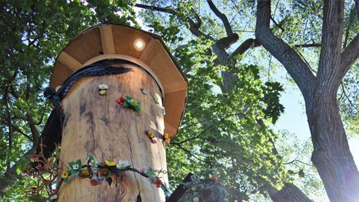 Gros plan d'une oeuvre d'art dans un parc.