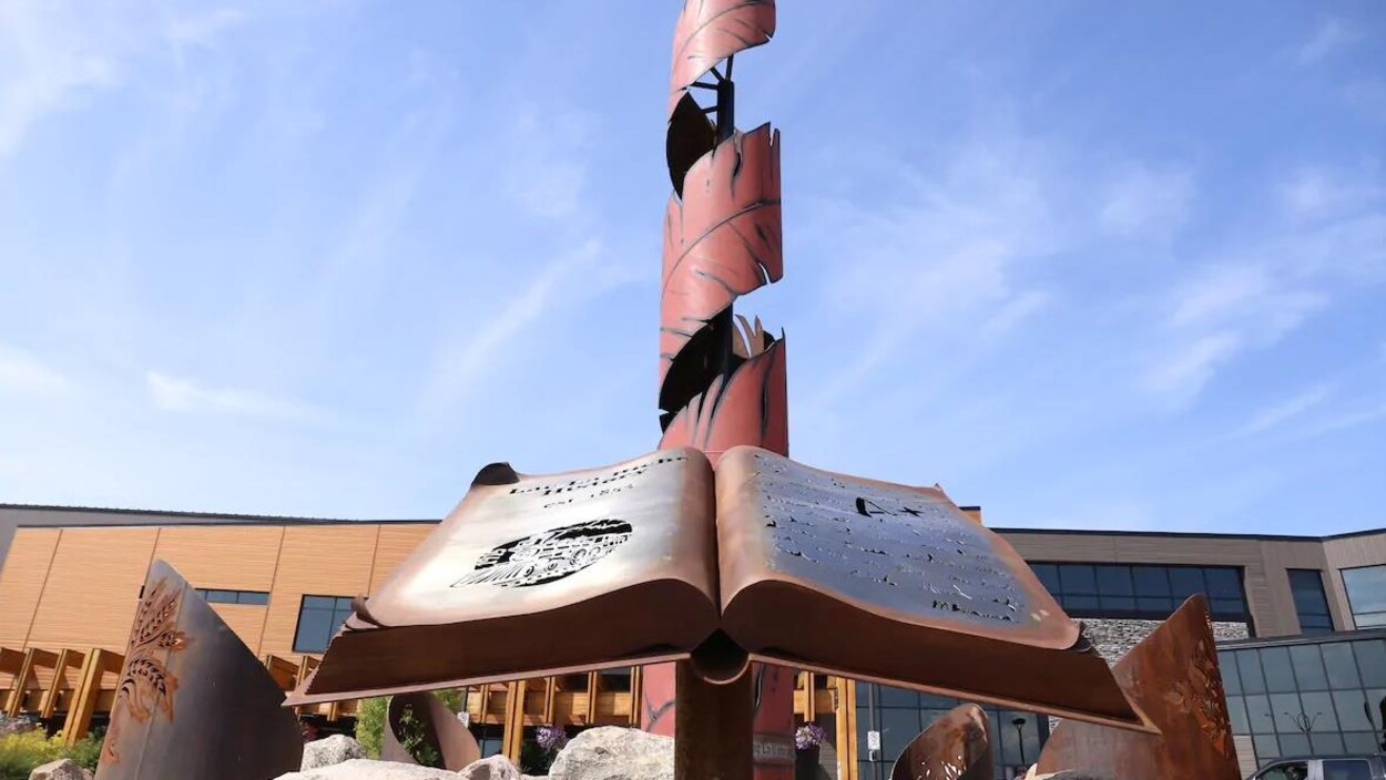 Une plume de métal en spirale au coeur d'une installation