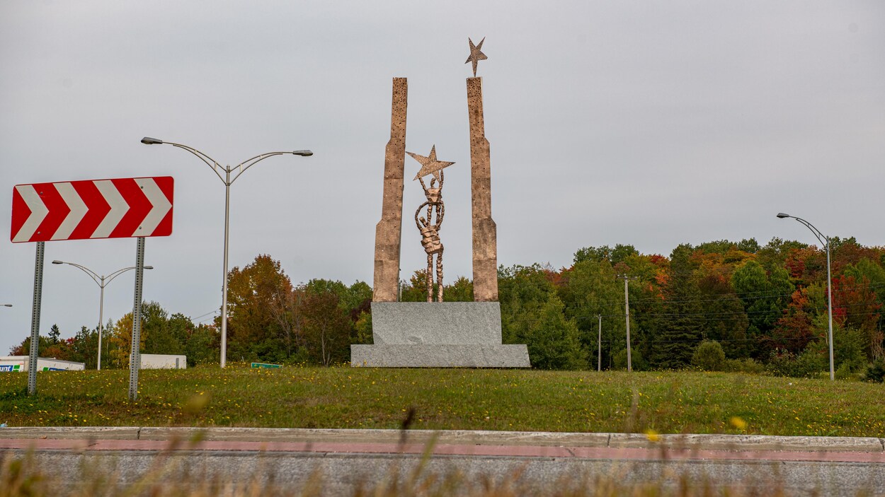 Une sculpture installée dans un rond point.