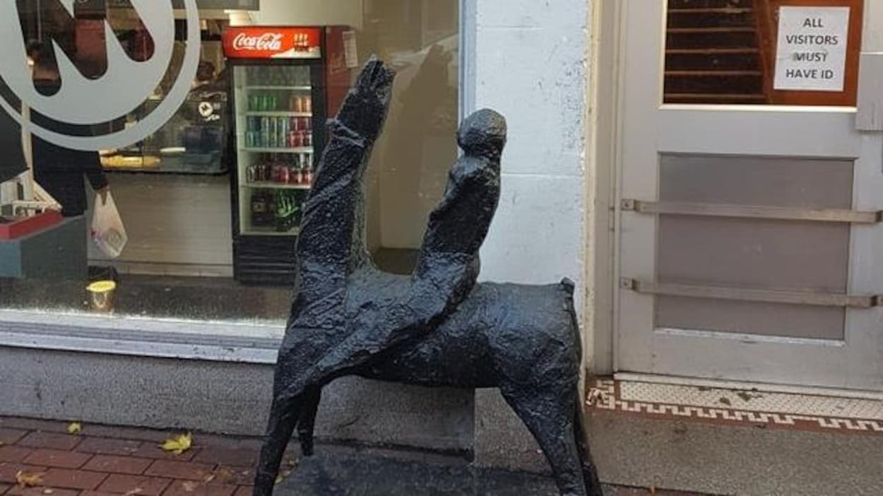 La statue intitulée « After Marino Marin i», montrant un cavalier abstrait, dans une rue du quartier Gastown, à Vancouver.