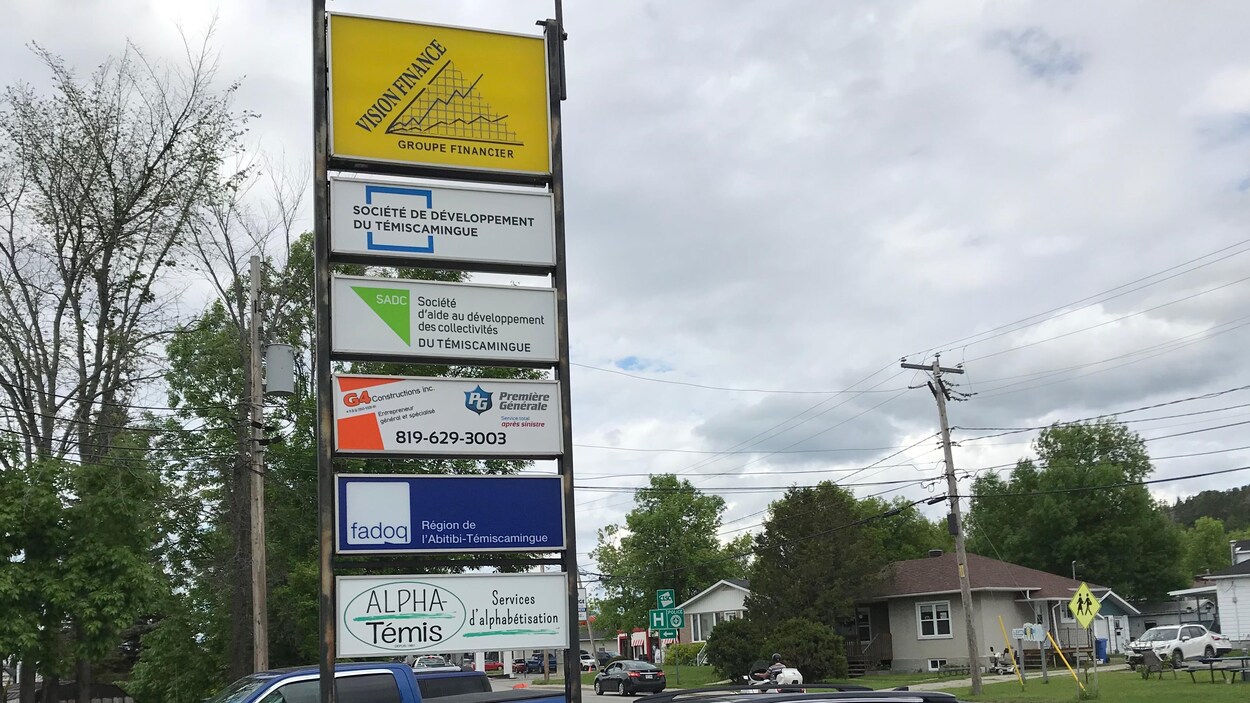 Une affiche de plusieurs commerces ou organismes du Témiscamingue.
