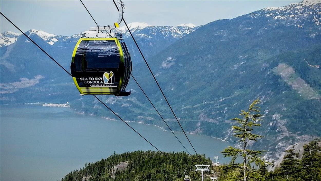 Le téléphérique Sea-to-Sky en fonction entre les montagnes de Squamish, au nord de Vancouver.