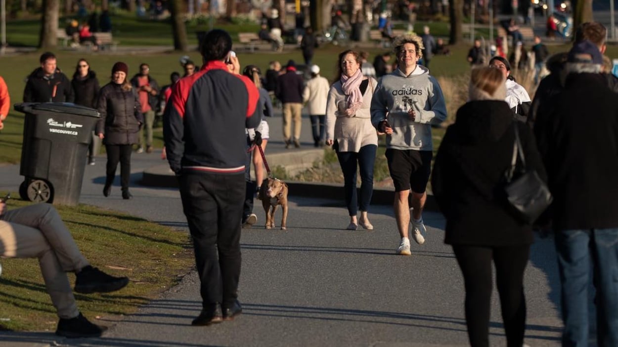 Des coureurs et marcheurs entassés sur le sentier Seawall à English Bay, à Vancouver, le mercredi 25 mars 2020.