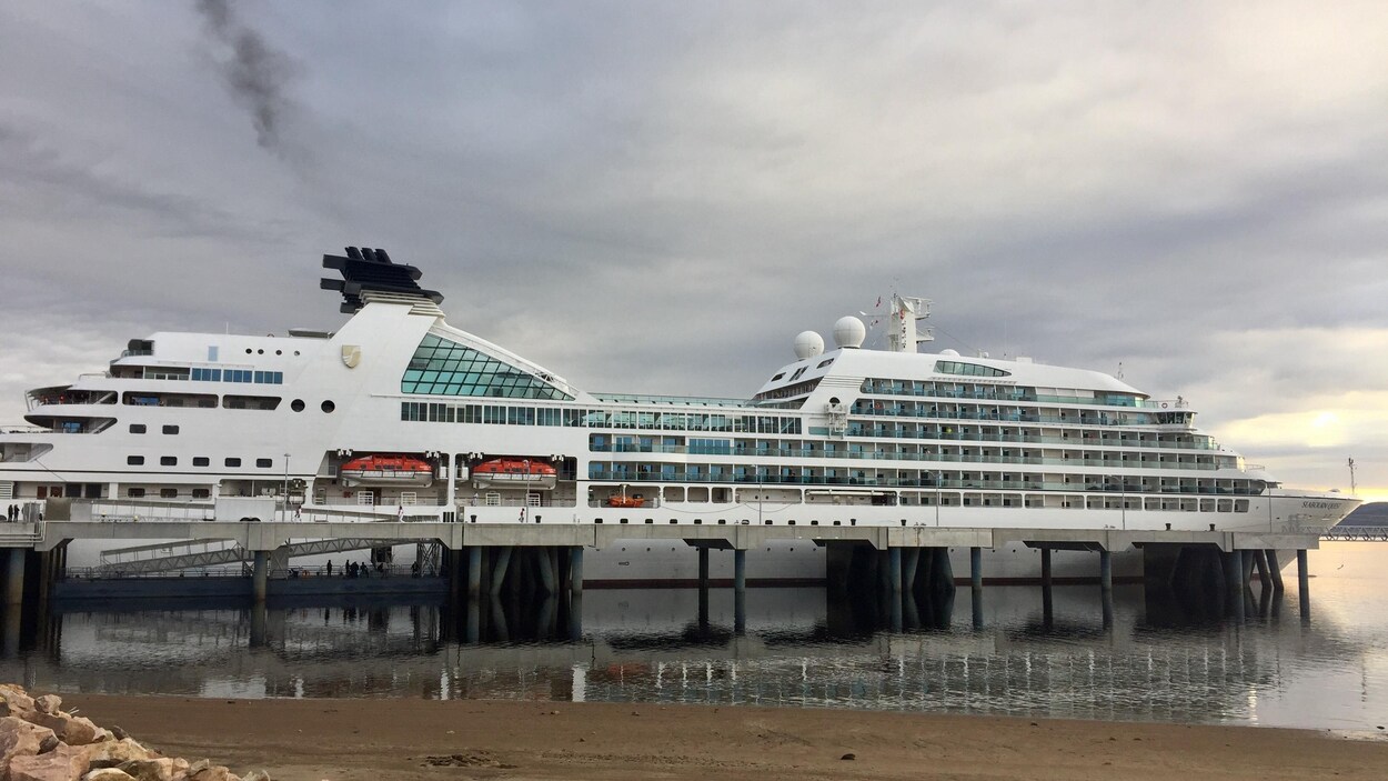 Le Seabourn Quest au quai de La Baie à Saguenay le 15 septembre 2017 Le Seabourn Quest au quai de La Baie à Saguenay le 15 septembre 2017