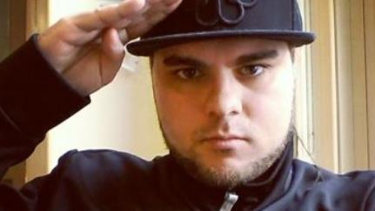 Sean Brennan faisant un salut militaire. Sean Brennan faisant un salut militaire.