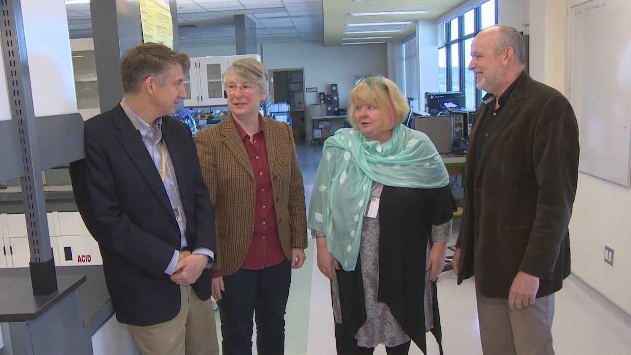 Sean Connors, Terry-Lynn Young, Kathy Hodgkinson et Daryl Pullman dans un laboratoire. Sean Connors, Terry-Lynn Young, Kathy Hodgkinson et Daryl Pullman dans un laboratoire.