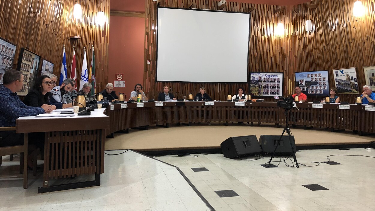 Les élus assis dans la salle du conseil de l'hôtel de ville de Saguenay.