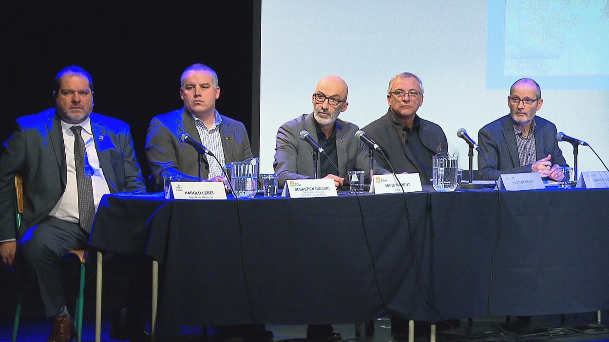 De gauche à droite: Sébastien Bolduc (conseiller), Marc Parent (maire), Yves Berger (Transport Québec) et Marco Bossé (Ministère de l'Environnement).